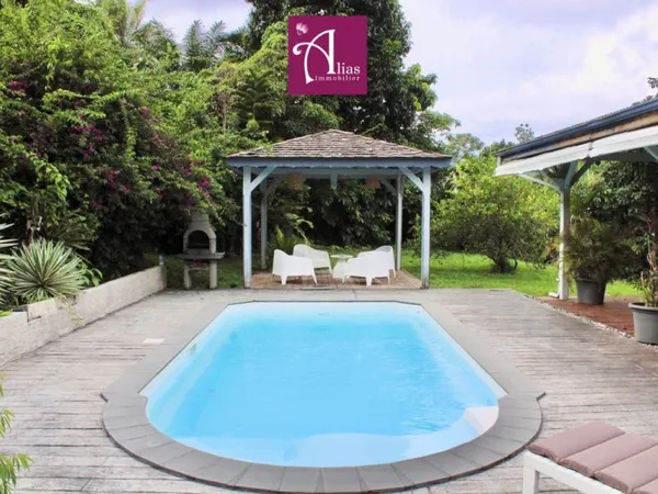 Villa F5 meublée avec piscine sur une jolie propriété dans les hauteurs de Valombreuse