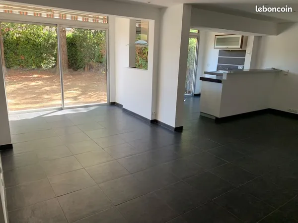 Appartement avec 120 m² de jardins privatifs, box fermé et possibilité de 3 chambres