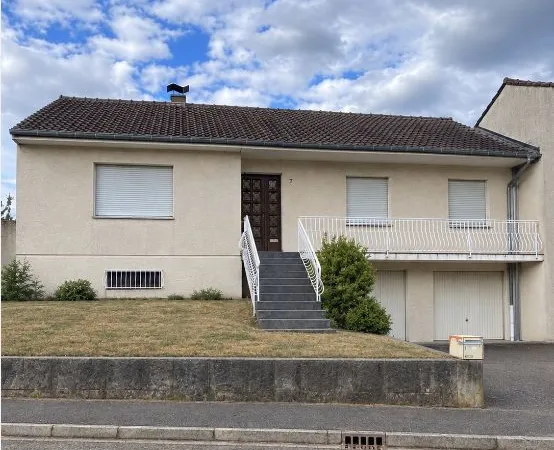 Maison de plain-pied surélevée avec sous-sol complet - jardin arboré - rue calme