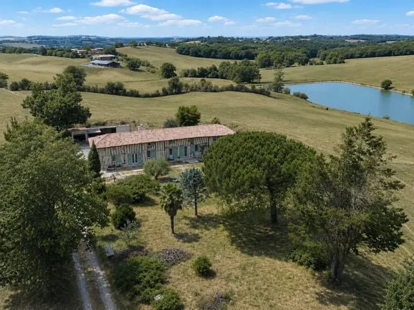 EXCLUSIVITÉ - Maison T5 de 219m2 habitables nichée sur les hauteurs gersoises dans un environnement 