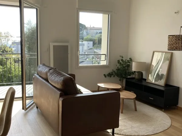 Nice – 2 pièces rénové en duplex avec balcon, parking et piscine