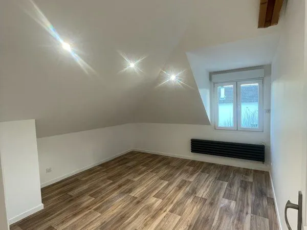 Grande chambre meublée