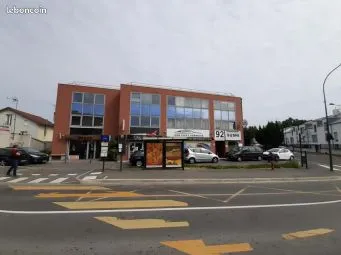 Local commercial face clinique de Domont