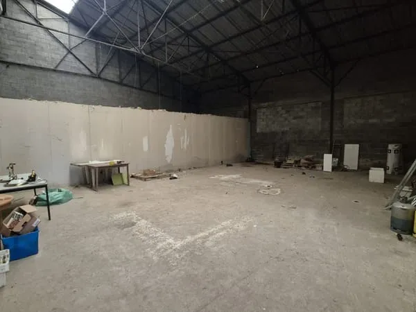 Burgnac Local dépôt de 350 m2.