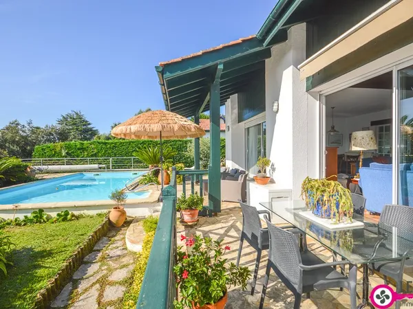 Maison familiale avec piscine et vue montagne & mer, quartier résidentiel