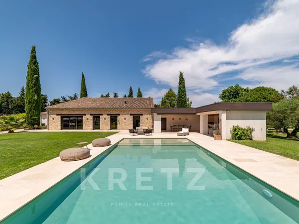 Villa rénovée de 253 m² avec piscine chauffée, tennis et pool house