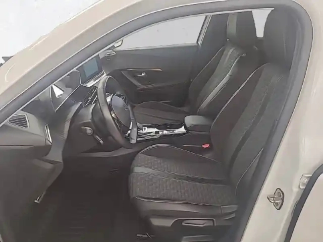 Peugeot 2008 electrique 136 ch — photo 11