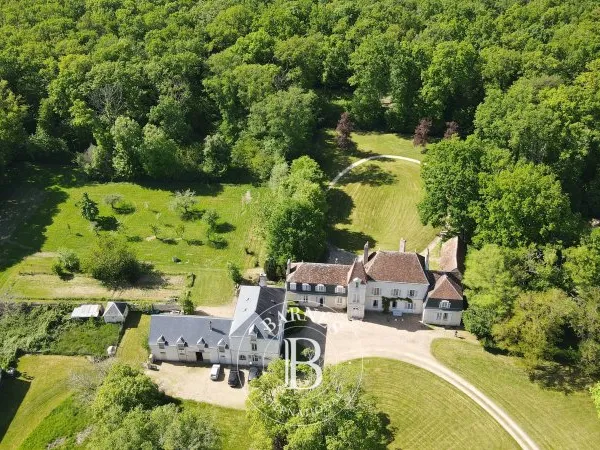 Propriété de 30ha avec un Chateau et de grandes dépendances
