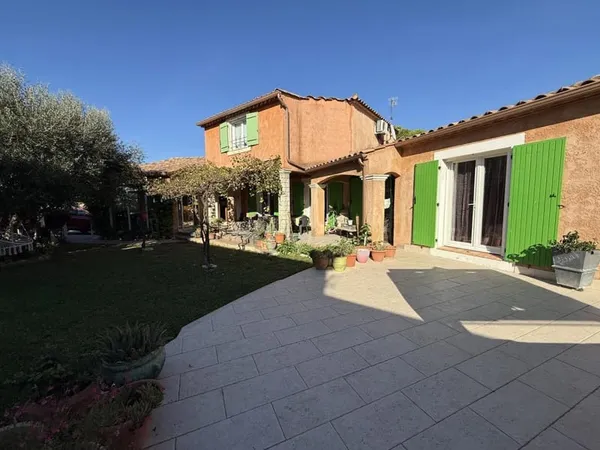 Villa familiale de 170 m2 sur 1000 m2 de terrain avec 5 chambres piscine et garage