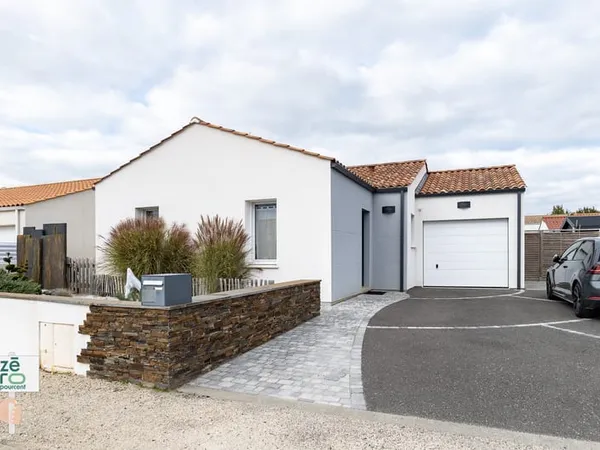 Maison récente de 3 chambres avec garage, atelier et jardin