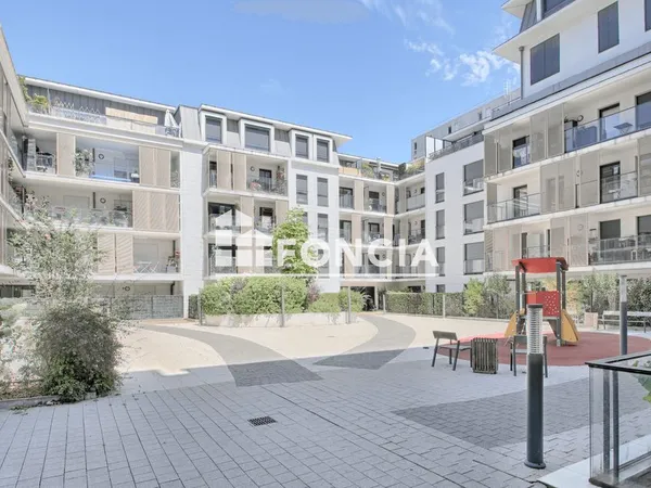 EXCLUSIVITE FONCIA Appartement 3P, balcons, avec cave et parking