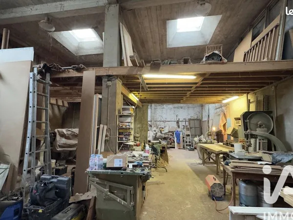 Local 5 pièces 208 m²