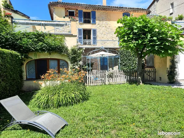 Maison de caractère avec jardin, piscine, garages et vue panoramique au coeur du village