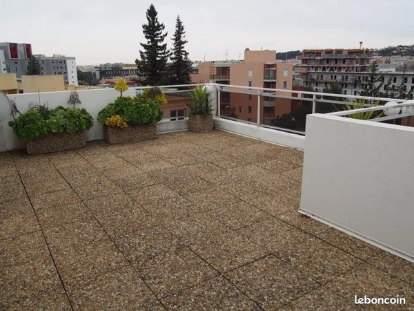 Grand 2 pièces 70 m2 dernier étage