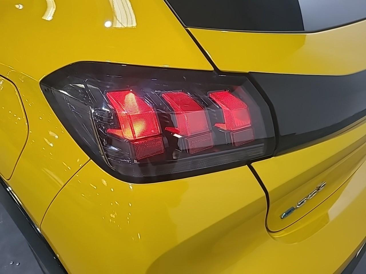 Peugeot 208 electrique 50 kwh 136ch style — photo 27