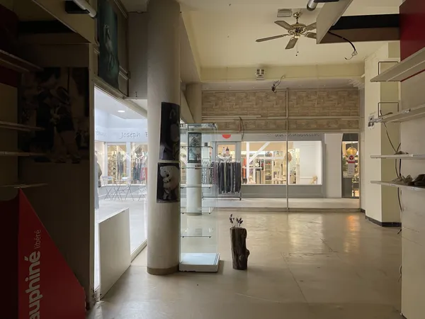LOCAL COMMERCIAL