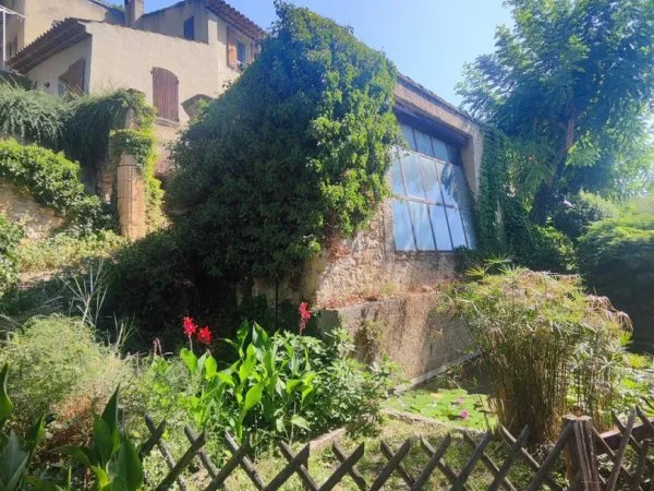 Vaugines, propriété de 400 m² sur 2,5 hectares avec piscine