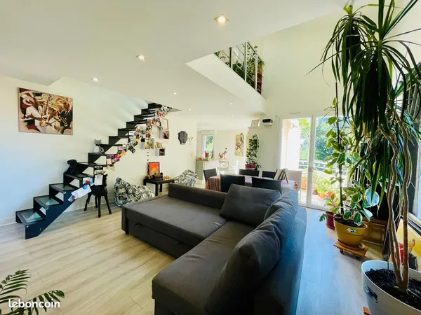 Rare à messimy - maison de village rénovée de 71 m² - balcon, garage & stationnement privatif
