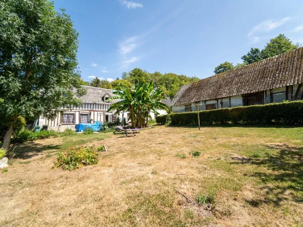 Maison à rénover. Lisière de forêt, au calme. Terrain de 6 351 m².
