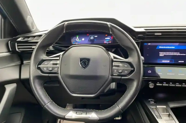 Peugeot 308 phev 180 e-eat8 — photo 11