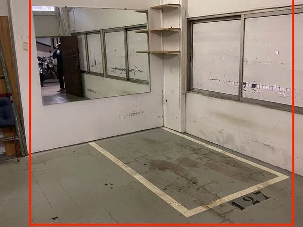 Paris 9e - Emplacement deux-roues de 4,16 m² dans un local fermé, avec rangements