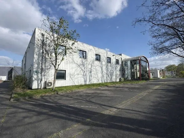 Local d'activité 1592 m²