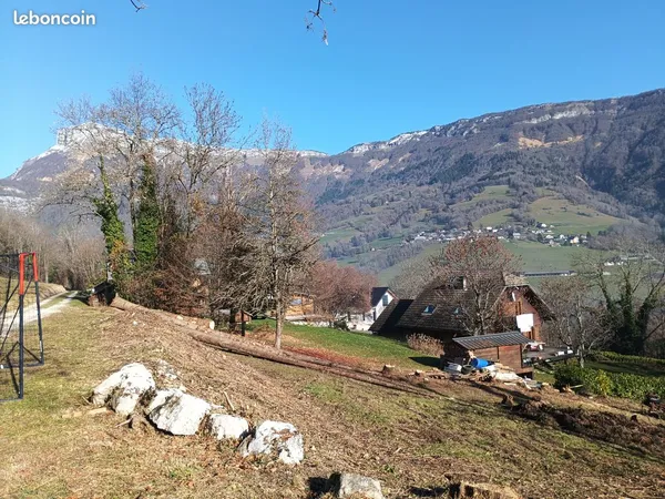 Terrain constructible de 1200 m² situé à Saint-Jean-d'Arvey secteur haut calme avec vue 360 sur les 