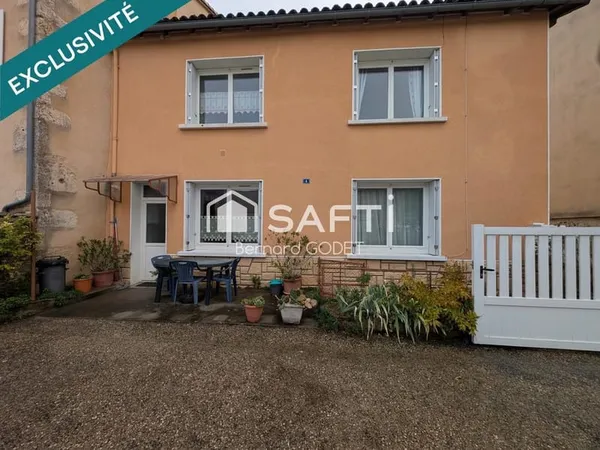 RUFFEC CENTRE-VILLE  Un immeuble, deux appartements et trois garages !