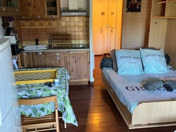 Studio meublé avec climatisation -25 m2, terrasse aménagée -Cogolin