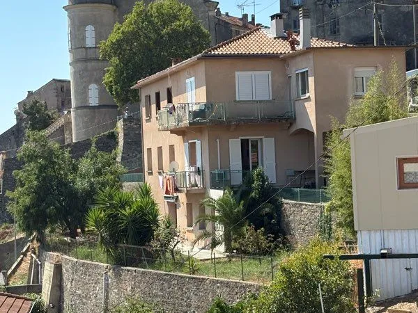 Bel appartement à Cervioni de 165 m2 avec vue mer, jardin et garage