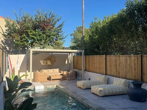 Maison de 77 m² avec piscine, pergola et 2 places de parking - Saint-Mitre