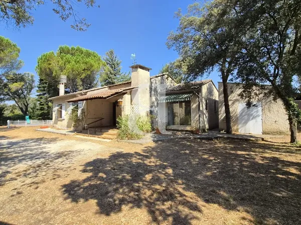 Agréable maison de plain-pied avec piscine et parc à Uchaux