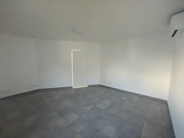 IMMEDIATEMENT DISPONIBLE - BUREAUX ET ENTREPOT - LA CRAU