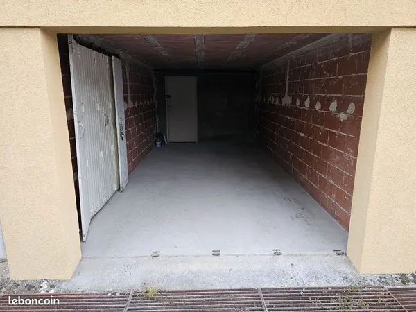 Garage Albi secteur faculté maladrerie 17m2 box portail avec porte