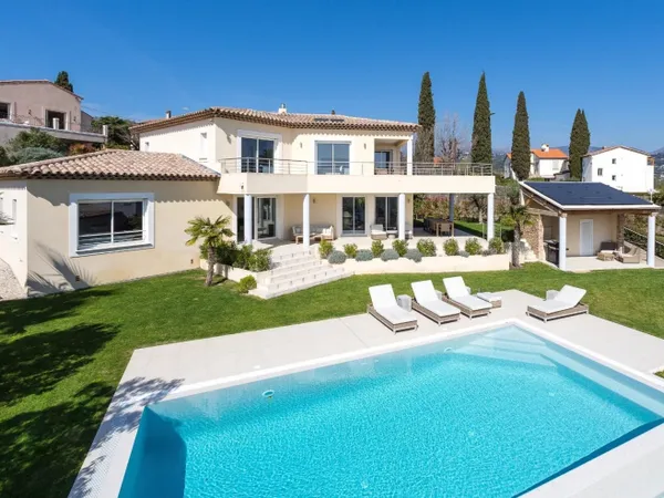 LA COLLE-SUR-LOUP : Villa récente avec piscine, proche du vieux