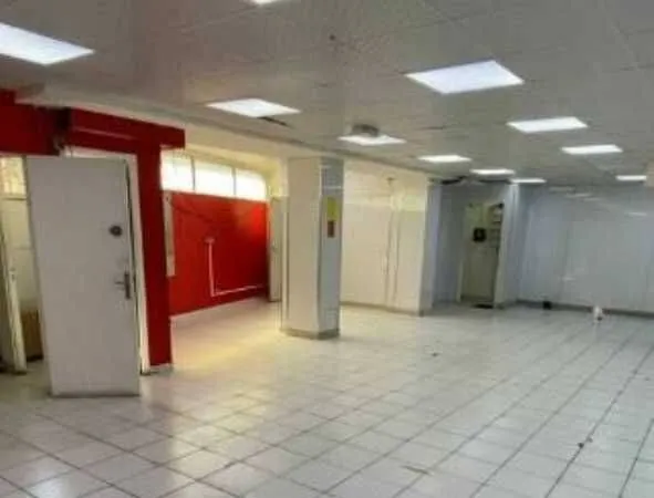 Local commercial 300 m²