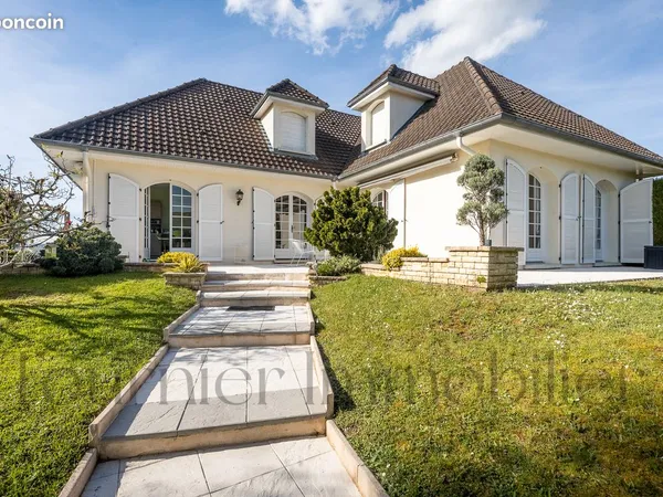Belle Maison( 210 m2) dans un très bel environnement verdoyant de 20 ares