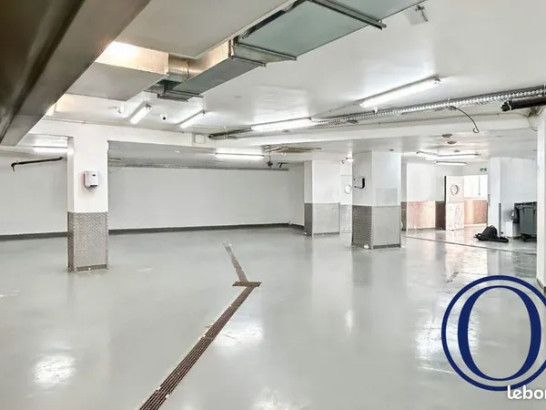 Local 335 m² Paris