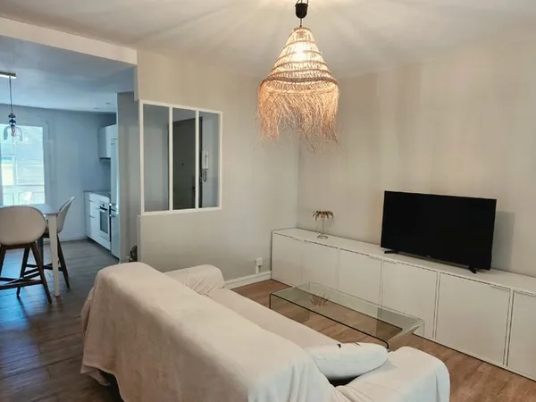 Beau T4 meublé rénové 65 m² avec 3 chambres, balcon et parking