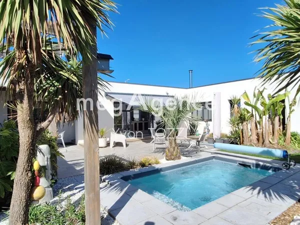Maison contemporaine de plain-pied avec piscine