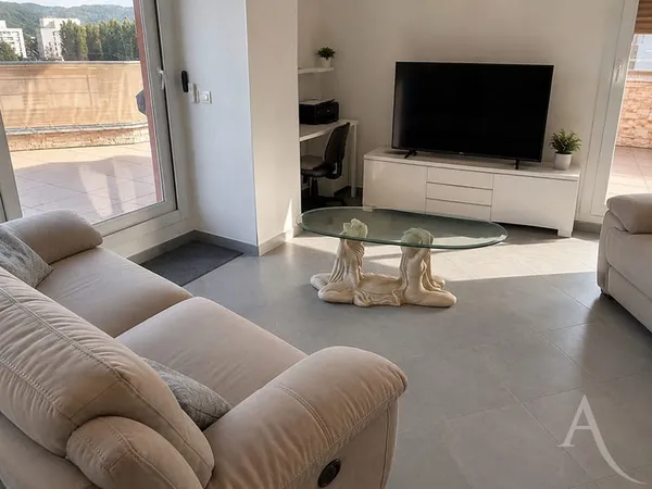 SUPERBE T-4 EN DERNIER ÉTAGE AVEC TERRASSE DE 92 M² ET JACUZZI ?
