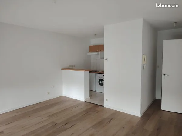 À louer - Appartement rénové de 42 m² avec place de parking sous terrain - Avrillé