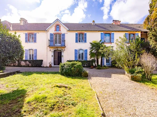 Superbe Bigourdane de 348m2 sur 2 niveaux, avec jardin, pisc