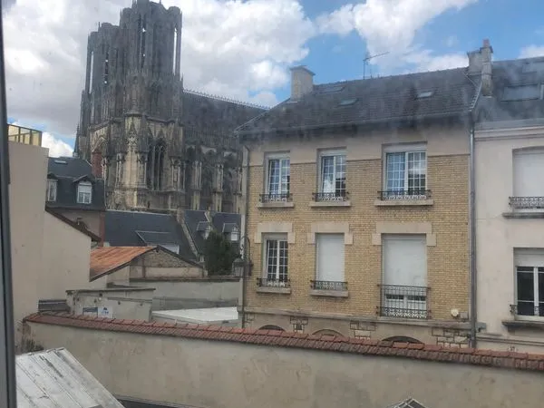 PAP T3 2eme étage calme cour vue cathédrale