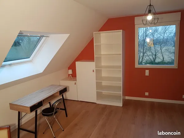 Chambre-studio meublée dans maison de ville avec jardin