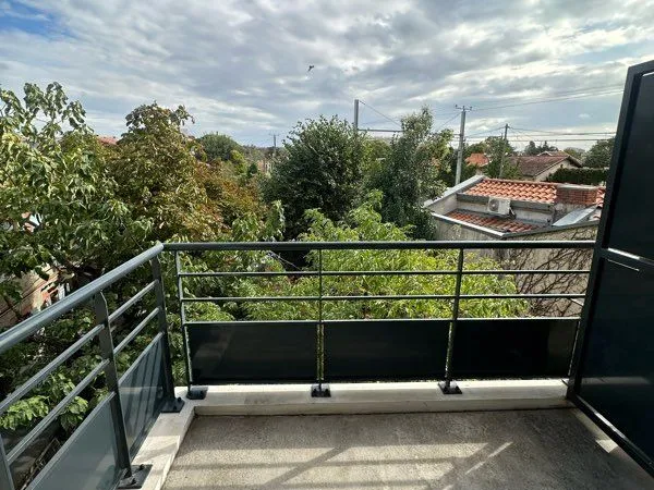 Rare - à 60 m du métro saint-agne - t2 avec balcon et vue jardin