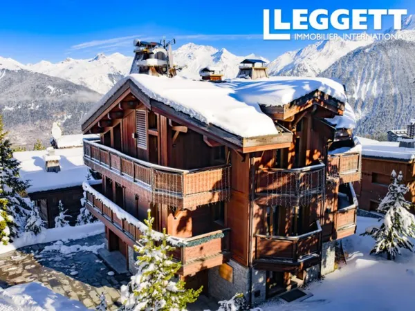 Chalet de luxe de 885m2 , à Courchevel 1850 avec spa, piscine, cinéma, bar, et logement pour staff.
