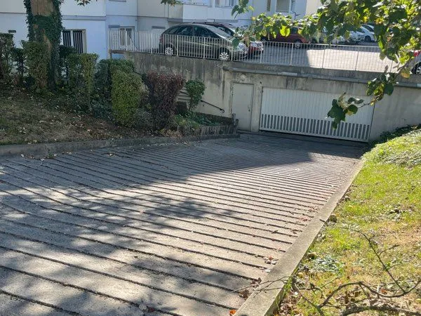 Nogent sur oise L'emplacement du parking pour la voiture de location est bien situé et pratique. ». 