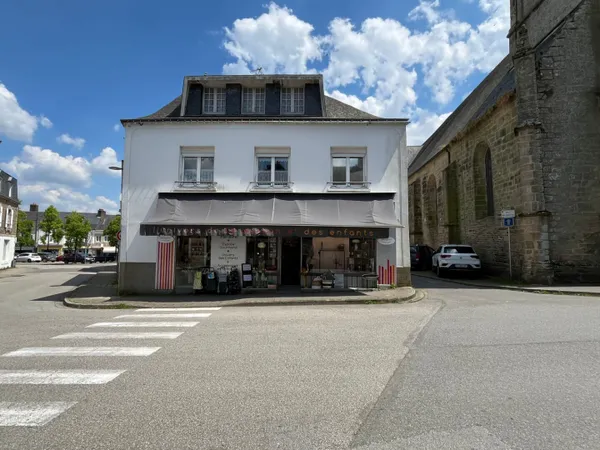 Centre-ville : appartement de 110 m² avec 4 chambres et local commercial loué