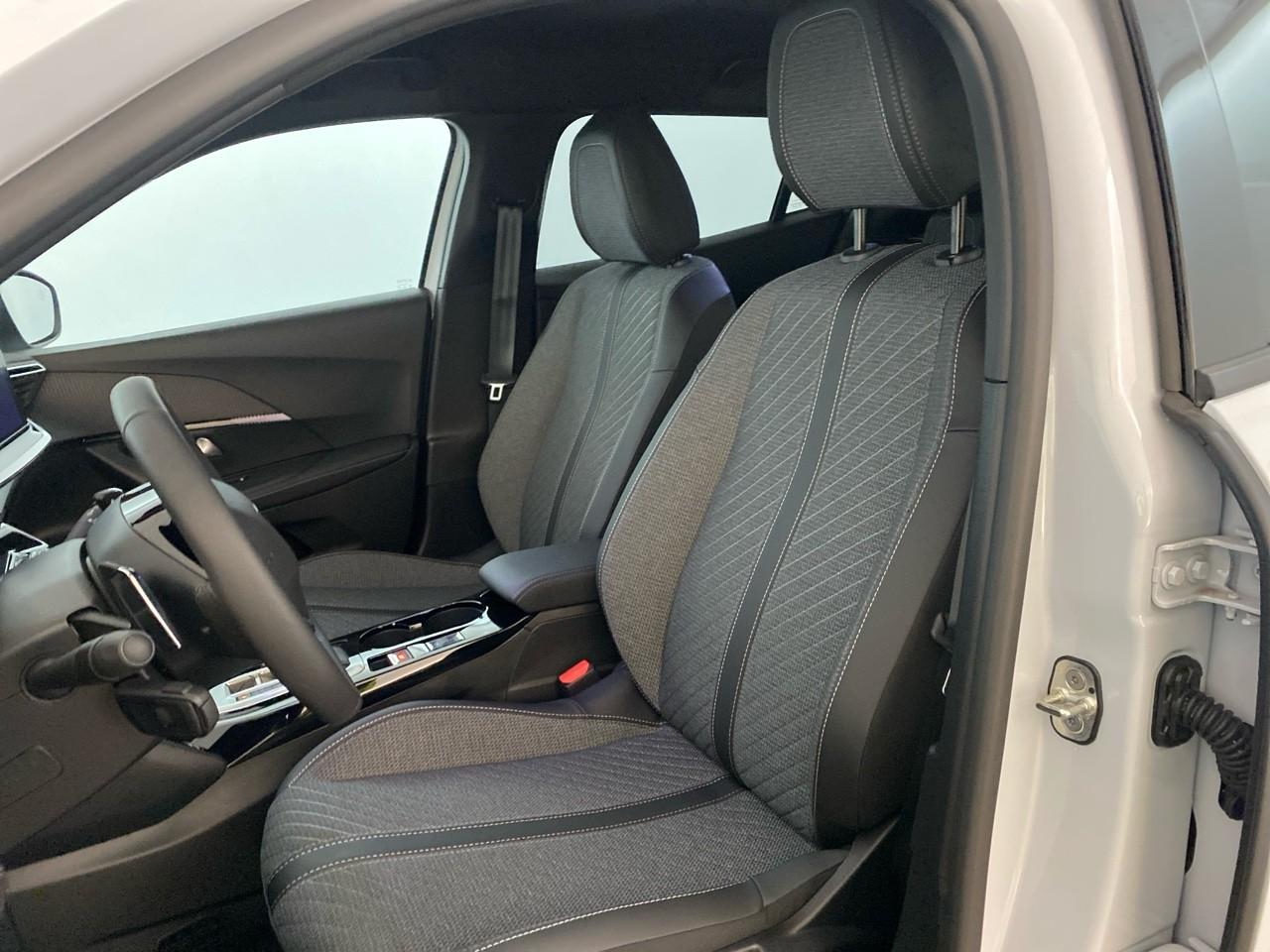 Peugeot 2008 hybrid 145 ch e-dcs6 allure — photo 9